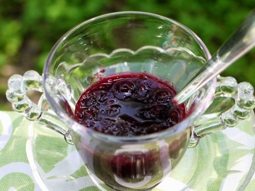 Marmelade der Schwarzen Johannisbeere mit Nüssen