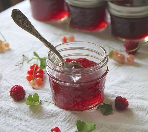 Gelee aus roten Johannisbeeren