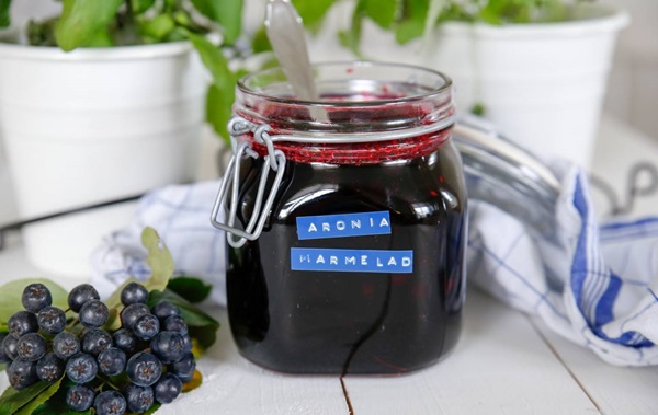 Marmelade aus schwarzer Aronia
