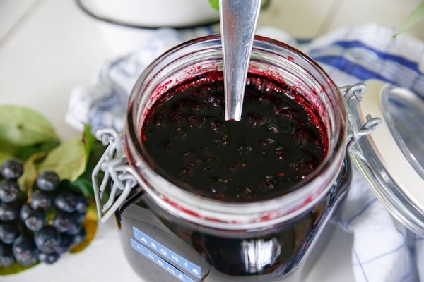 Marmelade aus schwarzer Aronia