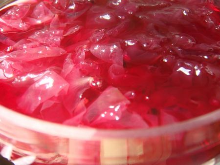 Jam aus den Blütenblättern von Rosen Jam aus den Blütenblättern von Rosen