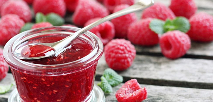 Einfache Marmelade aus einer Himbeere fünf Minuten
