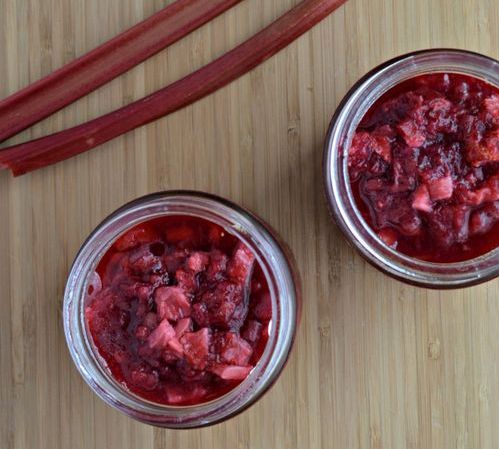 Marmelade mit Rhabarber mit Kirschen