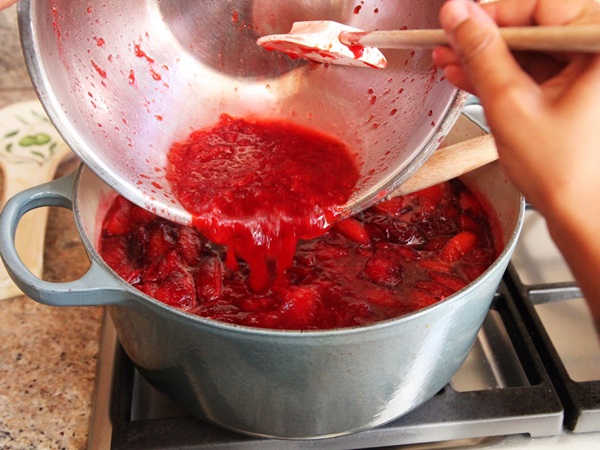 Wie man Marmelade aus einer Pflaume mit einem Stein bäckt und entkernt - einfache Rezepte