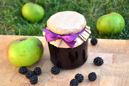 Marmelade aus Äpfeln und Brombeeren