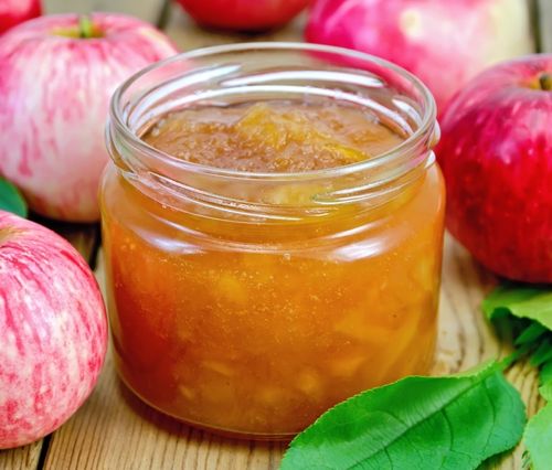 Marmelade von Äpfeln und Walnüssen in einem multivark