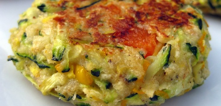 Vegetarische Gerichte auf dem festlichen Tisch