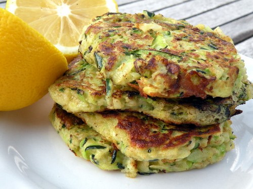 Vegetarische Gerichte auf dem festlichen Tisch