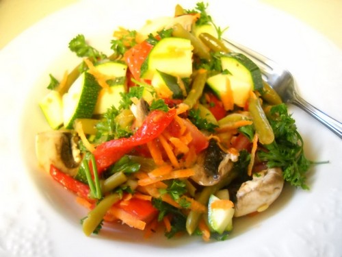 Vegetarische Gerichte auf dem festlichen Tisch