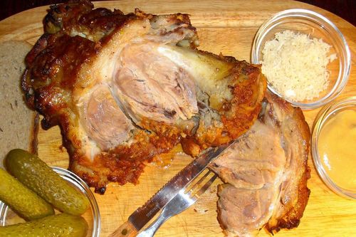 Veprevo Knie auf Tschechisch, ein Rezept mit einem Foto. Wie man einen gebackenen Knöchel in der Wohnung gebacken, Schritt für Schritt Anleitung