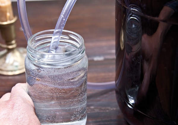 Hausgemachter Wein aus Aronia
