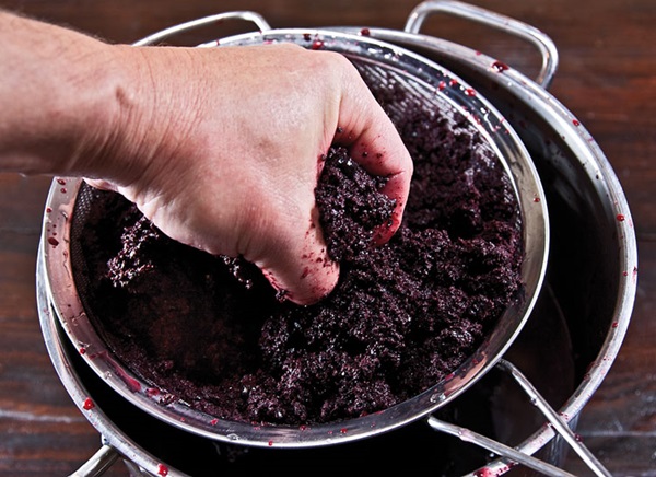 Hausgemachter Wein aus Aronia