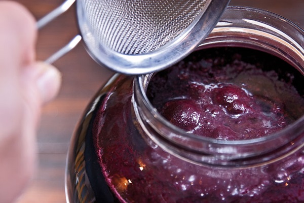 Hausgemachter Wein aus Aronia