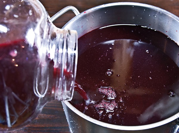 Hausgemachter Wein aus Aronia