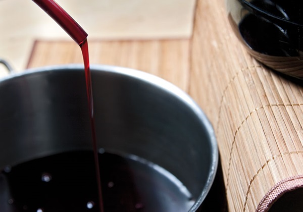 Hausgemachter Wein aus Aronia