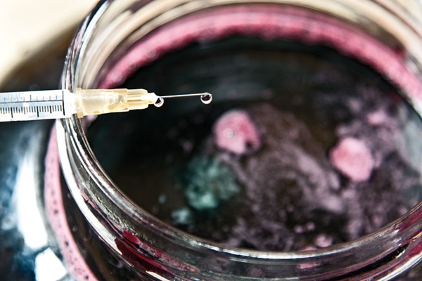 Hausgemachter Wein aus Aronia
