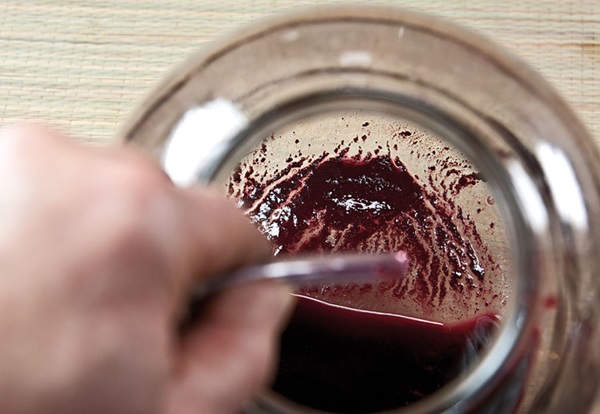 Hausgemachter Wein aus Aronia