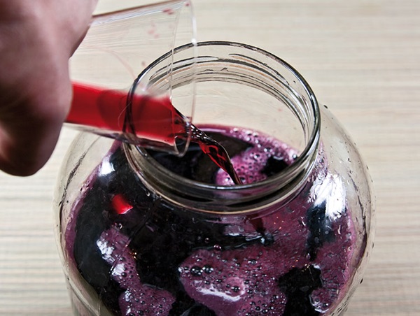 Hausgemachter Wein aus Aronia