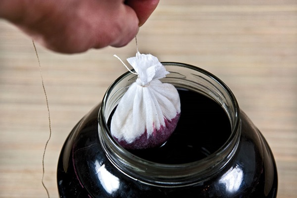 Hausgemachter Wein aus Aronia