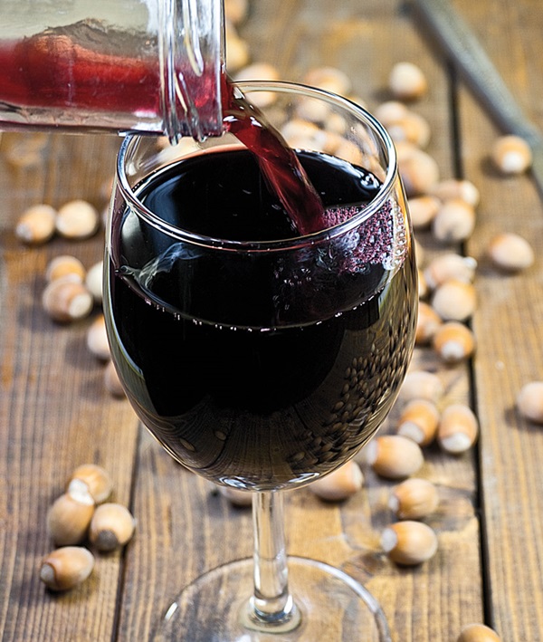 Hausgemachter Wein aus Aronia