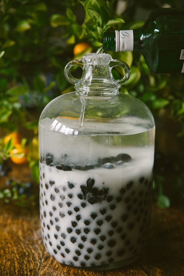Hausgemachter Wein aus Aronia