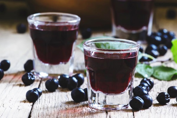 Hausgemachter Wein aus Aronia