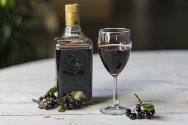 Hausgemachter Wein aus Aronia