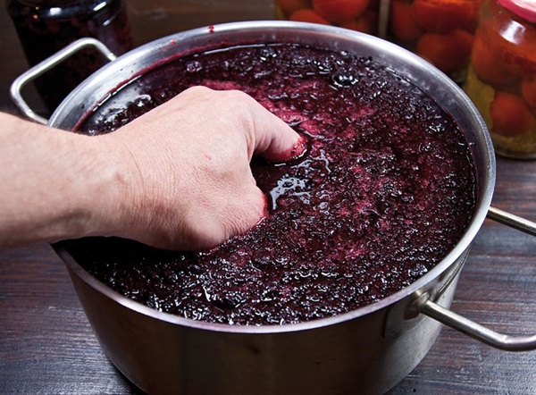 Hausgemachter Wein aus Aronia