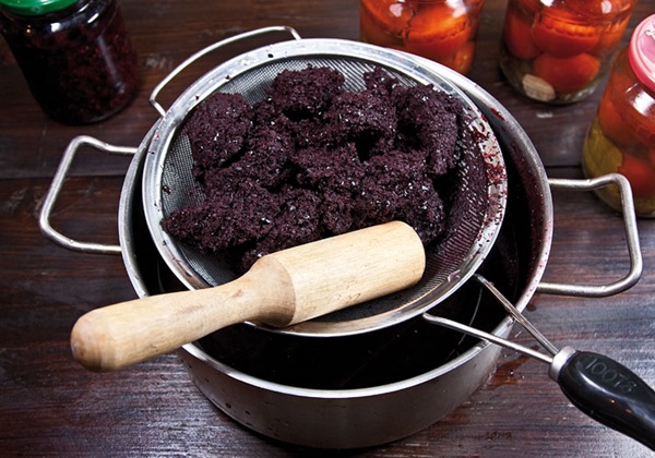 Hausgemachter Wein aus Aronia