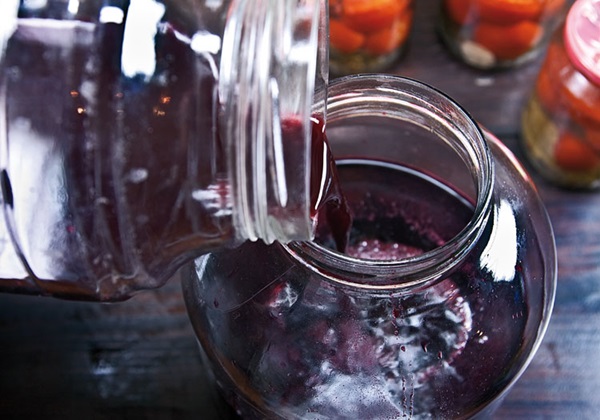 Hausgemachter Wein aus Aronia
