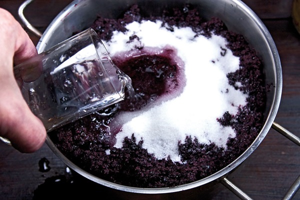Hausgemachter Wein aus Aronia