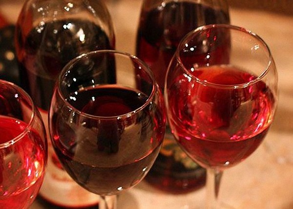 Wein aus Himbeeren zu Hause - einfache Rezepte
