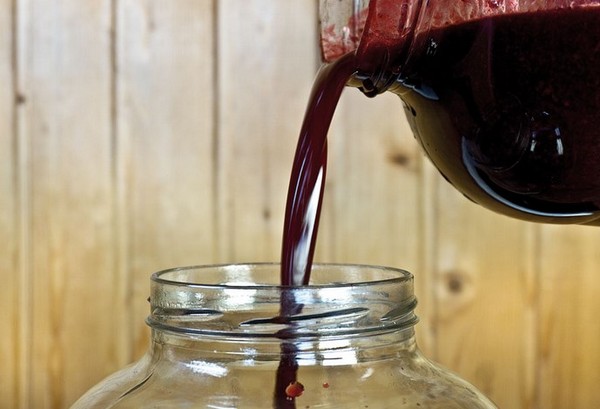 Wein aus der Johannisbeere im Haus - schwarz, weiß, rot, ohne Hefe und mit ihnen. Einfache und traditionelle Rezepte von Johannisbeeren-farbigen Hauswein