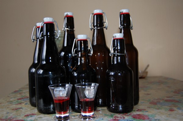 Wein aus der Johannisbeere im Haus - schwarz, weiß, rot, ohne Hefe und mit ihnen. Einfache und traditionelle Rezepte von Johannisbeeren-farbigen Hauswein