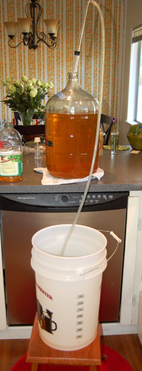 Hausgemachter Wein aus Äpfeln