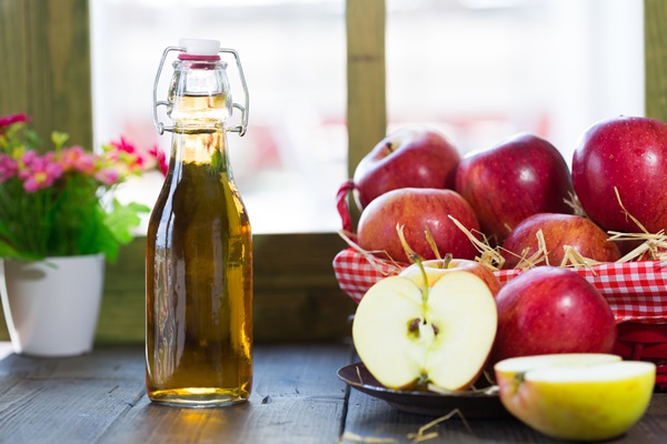Hausgemachter Wein aus Äpfeln