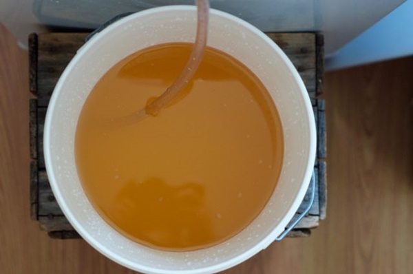 Hausgemachter Wein aus Äpfeln