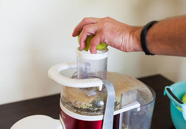 Hausgemachter Wein aus Äpfeln