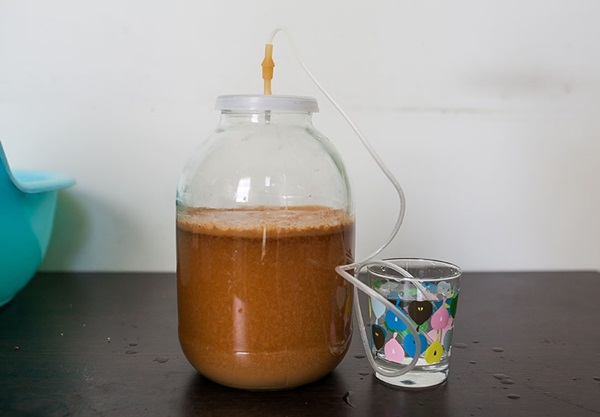 Hausgemachter Wein aus Äpfeln