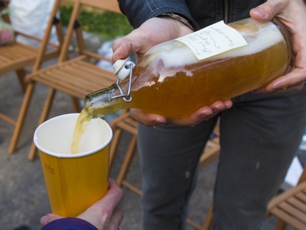 Hausgemachter Wein aus Äpfeln