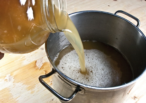 Hausgemachter Wein aus Äpfeln