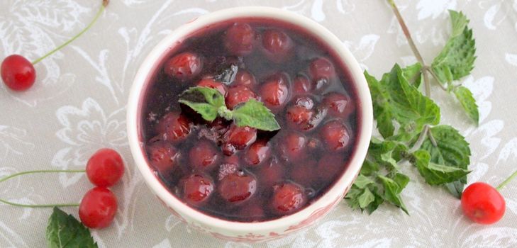 Kirschmarmelade mit Minze im Multivark