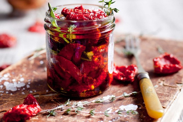 Sonnengetrocknete Tomaten, Rezepte zu Hause. Wie man sonnengetrocknete Tomaten in einem Gemüsetrockner, Ofen, für den Winter macht