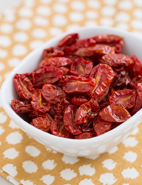 Sonnengetrocknete Tomaten, Rezepte zu Hause. Wie man sonnengetrocknete Tomaten in einem Gemüsetrockner, Ofen, für den Winter macht Sonnengetrocknete Tomaten, Rezepte zu Hause. Wie man sonnengetrocknete Tomaten in einem Gemüsetrockner, Ofen, für den Winter macht