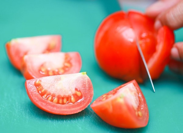Sonnengetrocknete Tomaten, Rezepte zu Hause. Wie man sonnengetrocknete Tomaten in einem Gemüsetrockner, Ofen, für den Winter macht