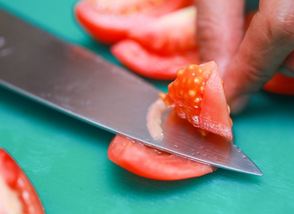 Sonnengetrocknete Tomaten, Rezepte zu Hause. Wie man sonnengetrocknete Tomaten in einem Gemüsetrockner, Ofen, für den Winter macht