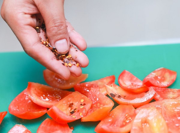 Sonnengetrocknete Tomaten, Rezepte zu Hause. Wie man sonnengetrocknete Tomaten in einem Gemüsetrockner, Ofen, für den Winter macht