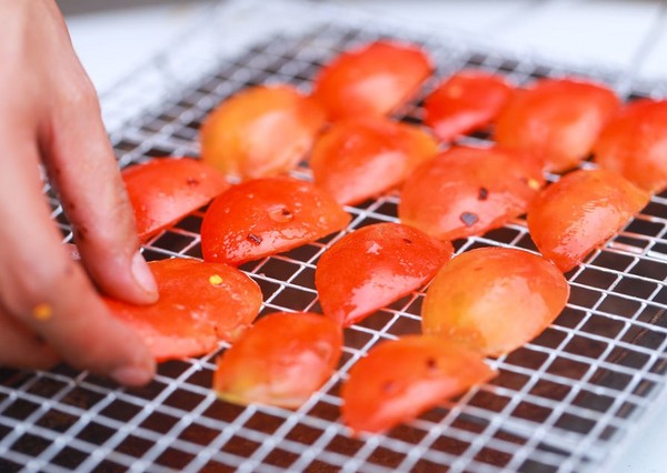 Sonnengetrocknete Tomaten, Rezepte zu Hause. Wie man sonnengetrocknete Tomaten in einem Gemüsetrockner, Ofen, für den Winter macht