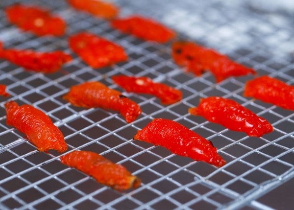 Sonnengetrocknete Tomaten, Rezepte zu Hause. Wie man sonnengetrocknete Tomaten in einem Gemüsetrockner, Ofen, für den Winter macht