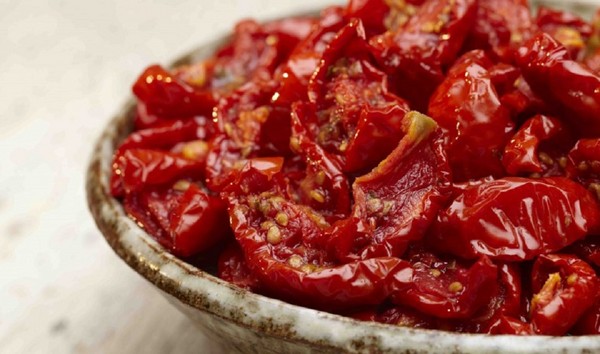 Sonnengetrocknete Tomaten, Rezepte zu Hause. Wie man sonnengetrocknete Tomaten in einem Gemüsetrockner, Ofen, für den Winter macht Sonnengetrocknete Tomaten, Rezepte zu Hause. Wie man sonnengetrocknete Tomaten in einem Gemüsetrockner, Ofen, für den Winter macht